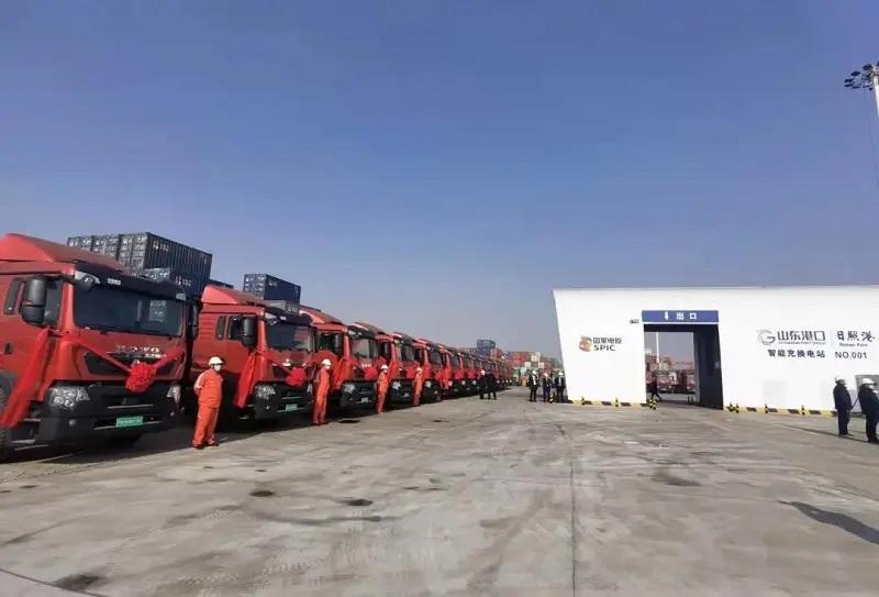 Solo se necesitan 5 minutos para cambiar la batería 丨 30 camiones portacontenedores eléctricos de Sinotruk se entregaron en el puerto de Rizhao