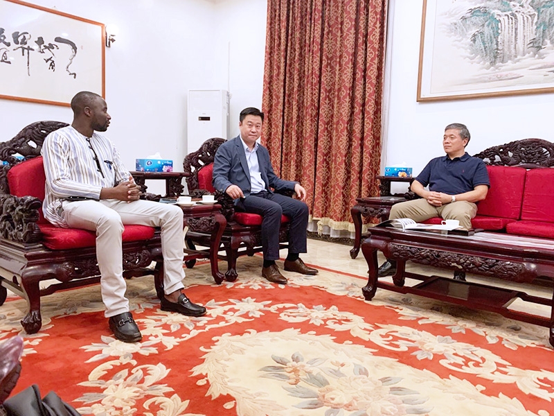 Recently, Mr. Zhu Liying, the Chinese Ambassador to Mali, cordially received the representative of the African Department of SINOTRUK and the general manager of TOGUNA.
