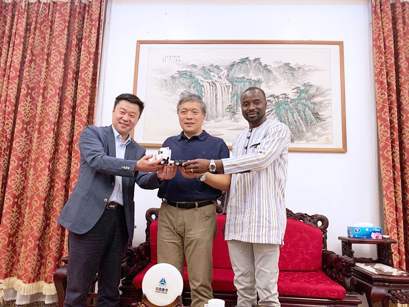 Recently, Mr. Zhu Liying, the Chinese Ambassador to Mali, cordially received the representative of the African Department of SINOTRUK and the general manager of TOGUNA.