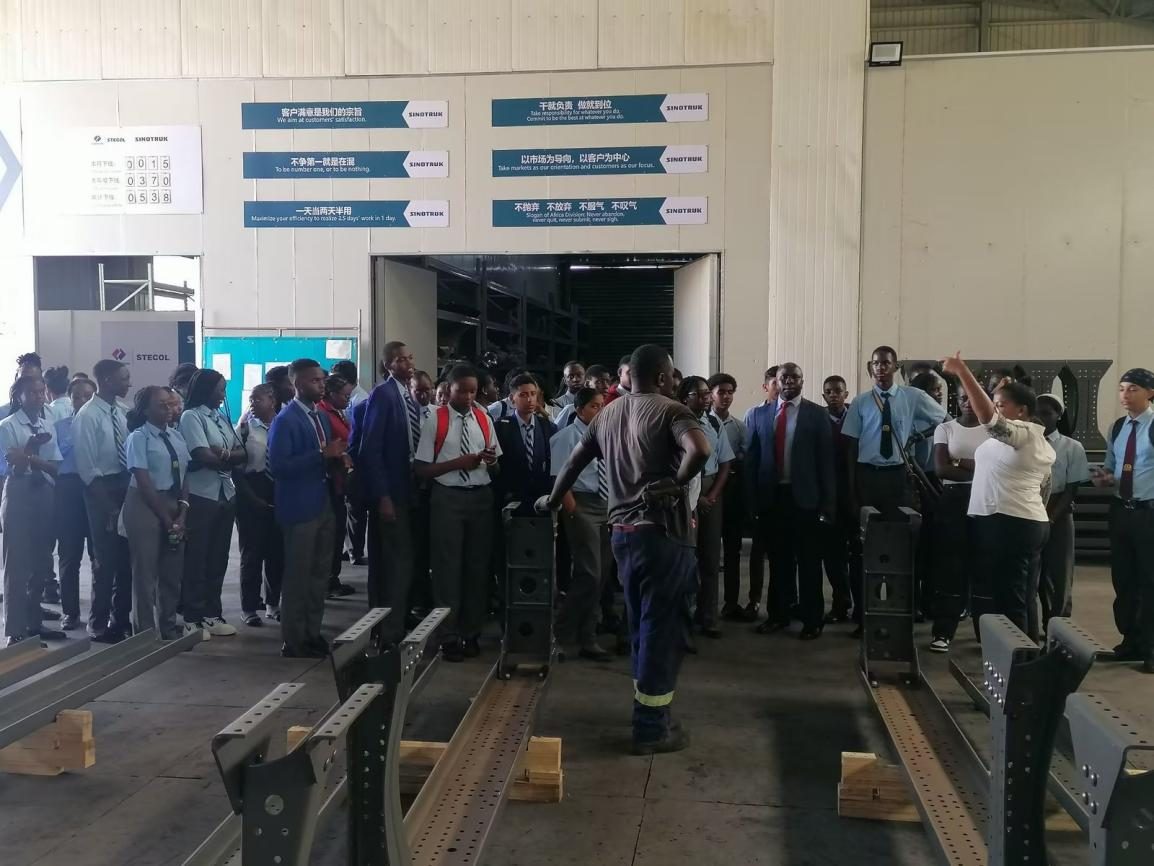 肯尼亚职业技术学校到STECOL组装厂进行参观