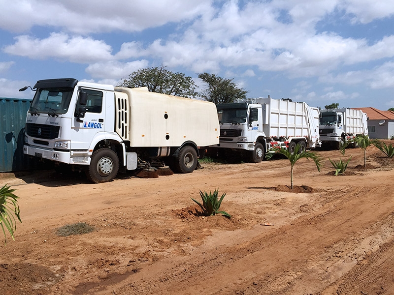 Des nouveaux camions de compression des ordures et des camion de balayage routier d'une entreprise d'assainissement en Angola