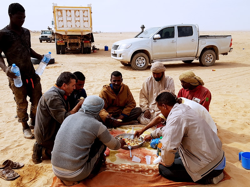 SINOTRUK team visits dump truck client in the Sahara.