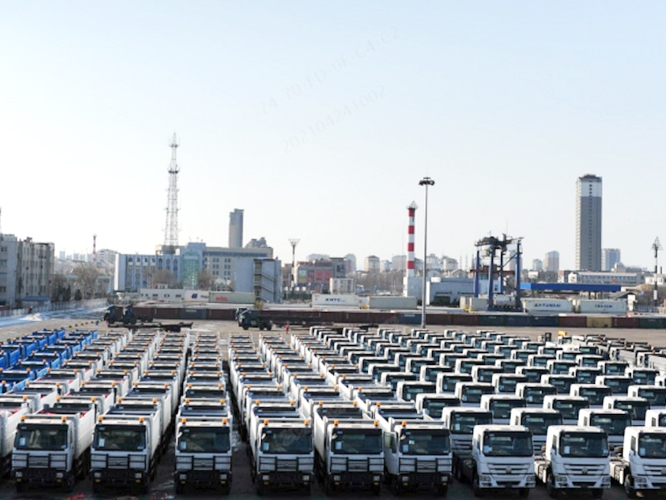 More than 200 HOWO brand vehicles from major customers in Burkina Faso are ready to go at the port