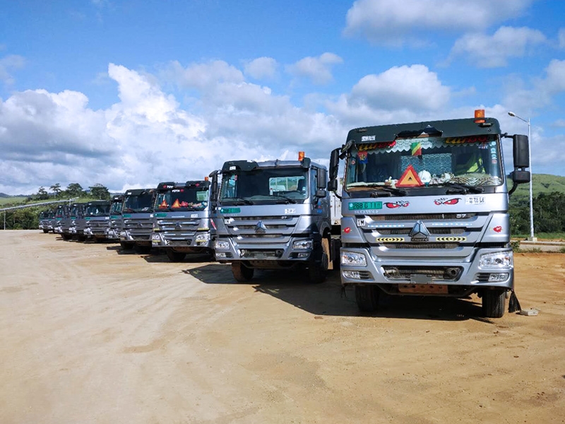 刚果布最大的水泥公司批量采购的重汽牵引车用于水泥运输