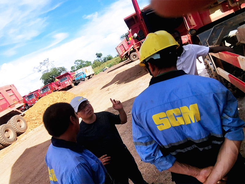 Dans la zone minière de Likasi, le chef du service après-vente a expliqué les précautions d'entretien du camion minier au principal client qui possède le camion minier HOWO 70 tonnes