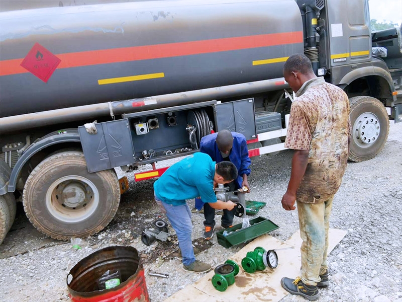 L'équipe du service après-vente se précipite en première ligne dans la zone minière pour aider à résoudre les problèmes de maintenance et de panne du camion-citerne à carburant