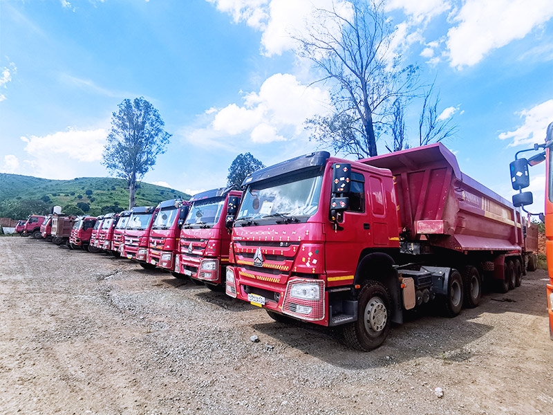 Le camion à benne de semi-remorque est prêt à partir dans la zone minière de Likasi