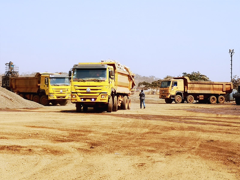 Indian customers are using 8X4 dump trucks to transport large stones, and the single-car transport volume can reach 28-30m³
