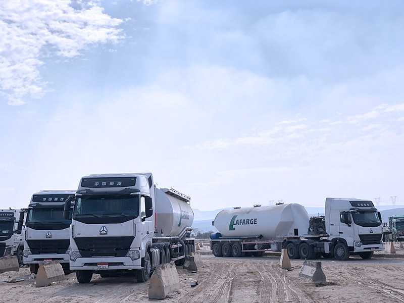 99 unités de tracteurs routiers 6x4 A7 de SINOTRUK transportent efficacement le ciment en vrac, facilitant la construction d'infrastructures en Égypte.