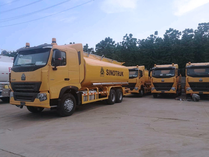 Les camions citernes à carburant personnalisés sont garés dans l’entrepôt et prêts à livré à l’utilisateur final.