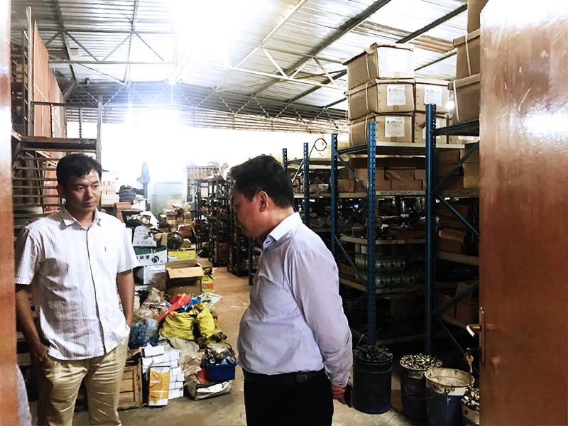 The president of Sinotruk are checking the distributor's spare parts warehouse when he visited Gabon to guide the work.