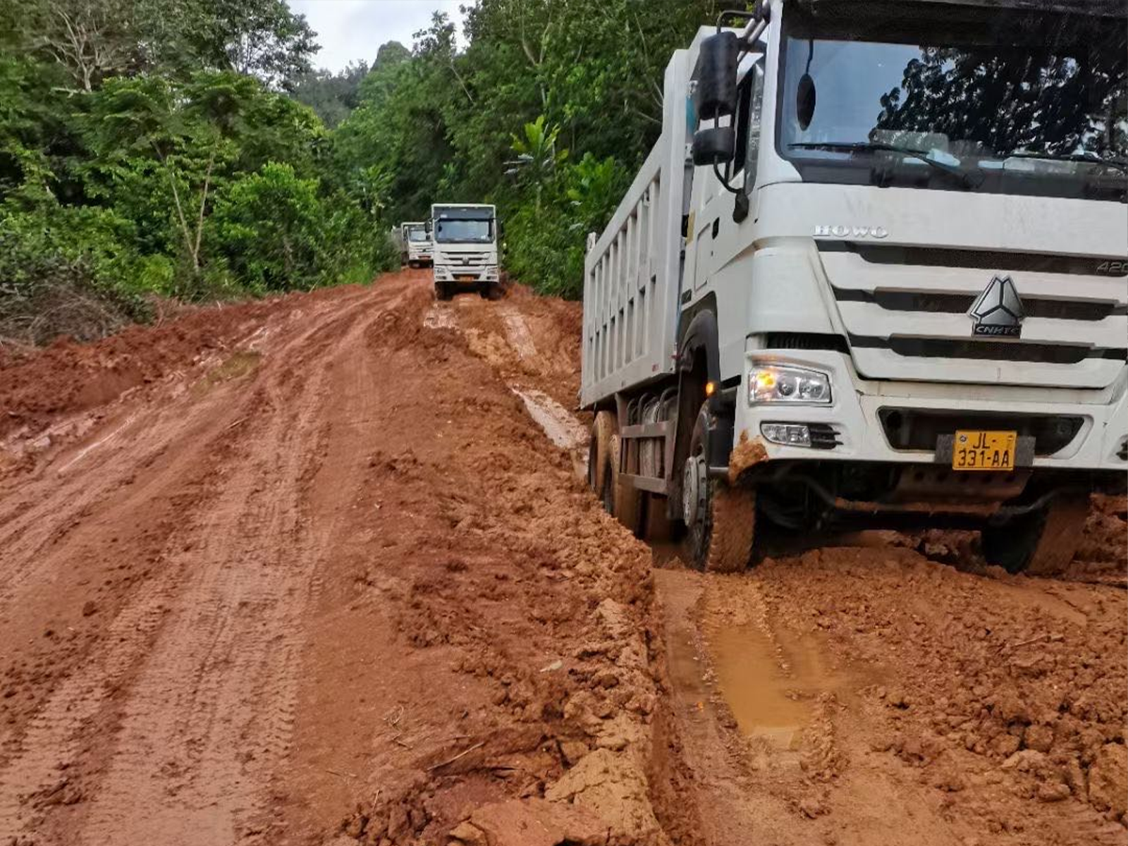 中国重汽自卸车车队穿越矿区泥泞道路