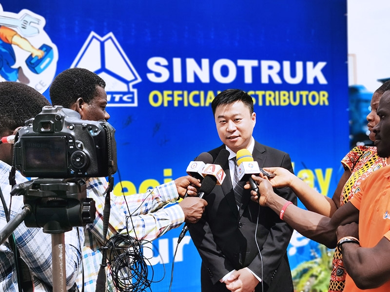 L'équipe de l'usine de SINOTRUK a rendu visite à des célébrités locales et s'est profondément intégrée à la société locale.