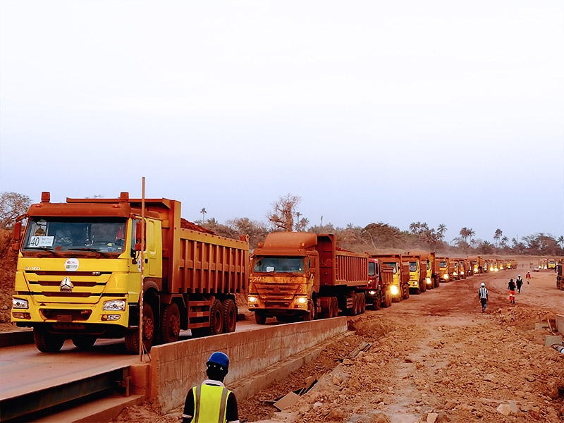 Sur le site de transport de bauxite à Boké en Guinée, les camions à benne 8x4 HOWO, représente une part d'environ 85% de la segmentation du marché local
