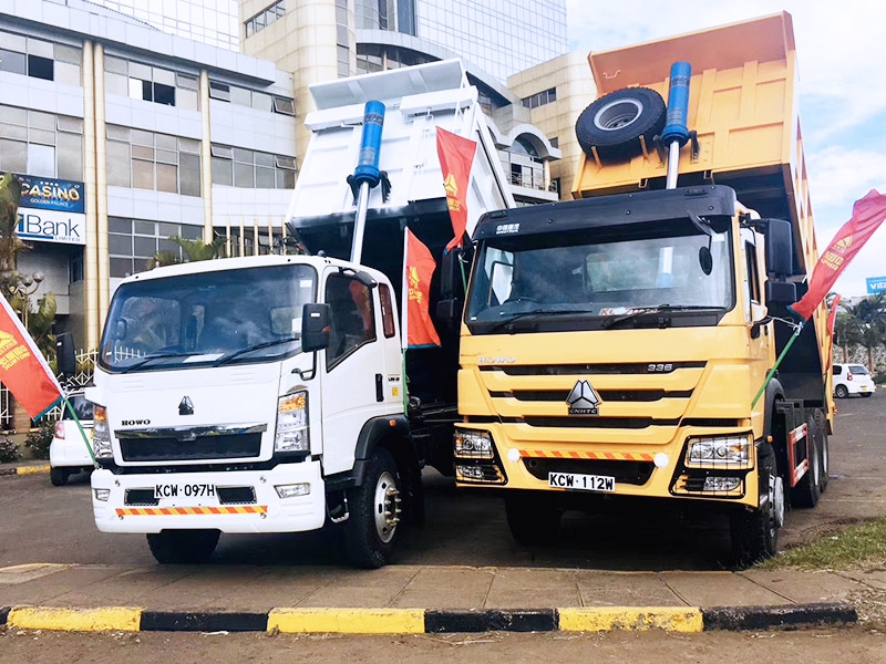 La réunion d'appréciation du distributeur SMEC - exposition de camions à benne basculante et de camions légers