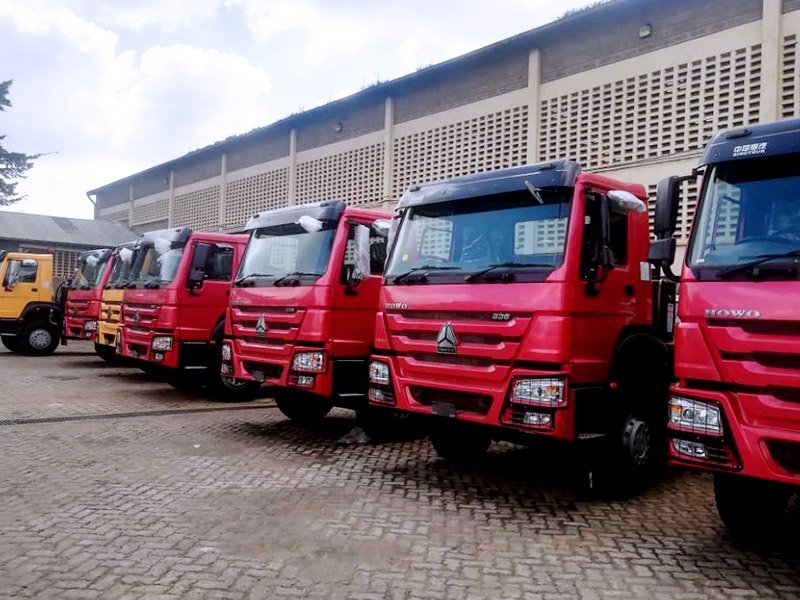 Les camions à benne HOWO après assemblage KD sont soigneusement disposés et en attente de livraison aux clients