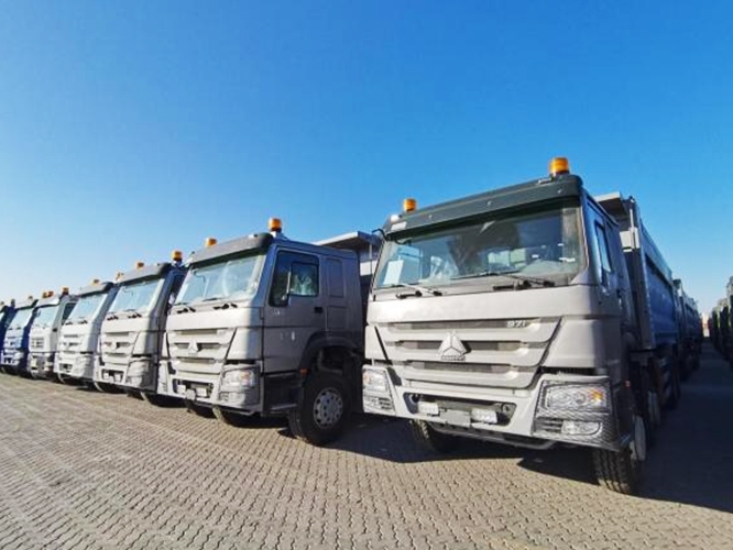 A large number of SINOTRUK vehicles lined up for shipment