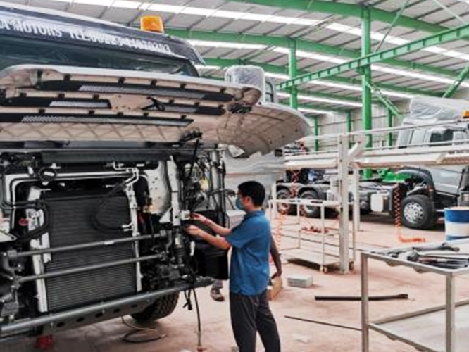 During the epidemic, the staff of SINOTRUK Mali Office assisted local dealer TOGUNA MOTORS to complete the assembly of the first batch of 20 HOWO tractors