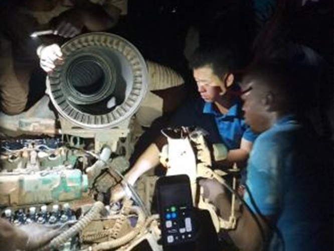 Sinotruk service personnel completed the maintenance of the vehicle late at night and solved the customer's problem