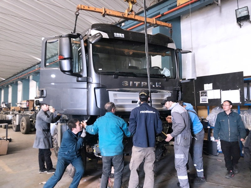 中国重汽在摩洛哥的第一批SITRAK自卸车正在吊装驾驶室