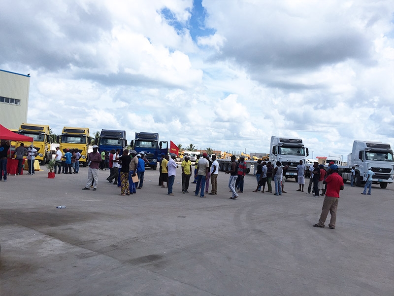 莫桑比克贝拉市中国重汽T7H系列卡车新品发布会，客户试驾后进行体验交流。