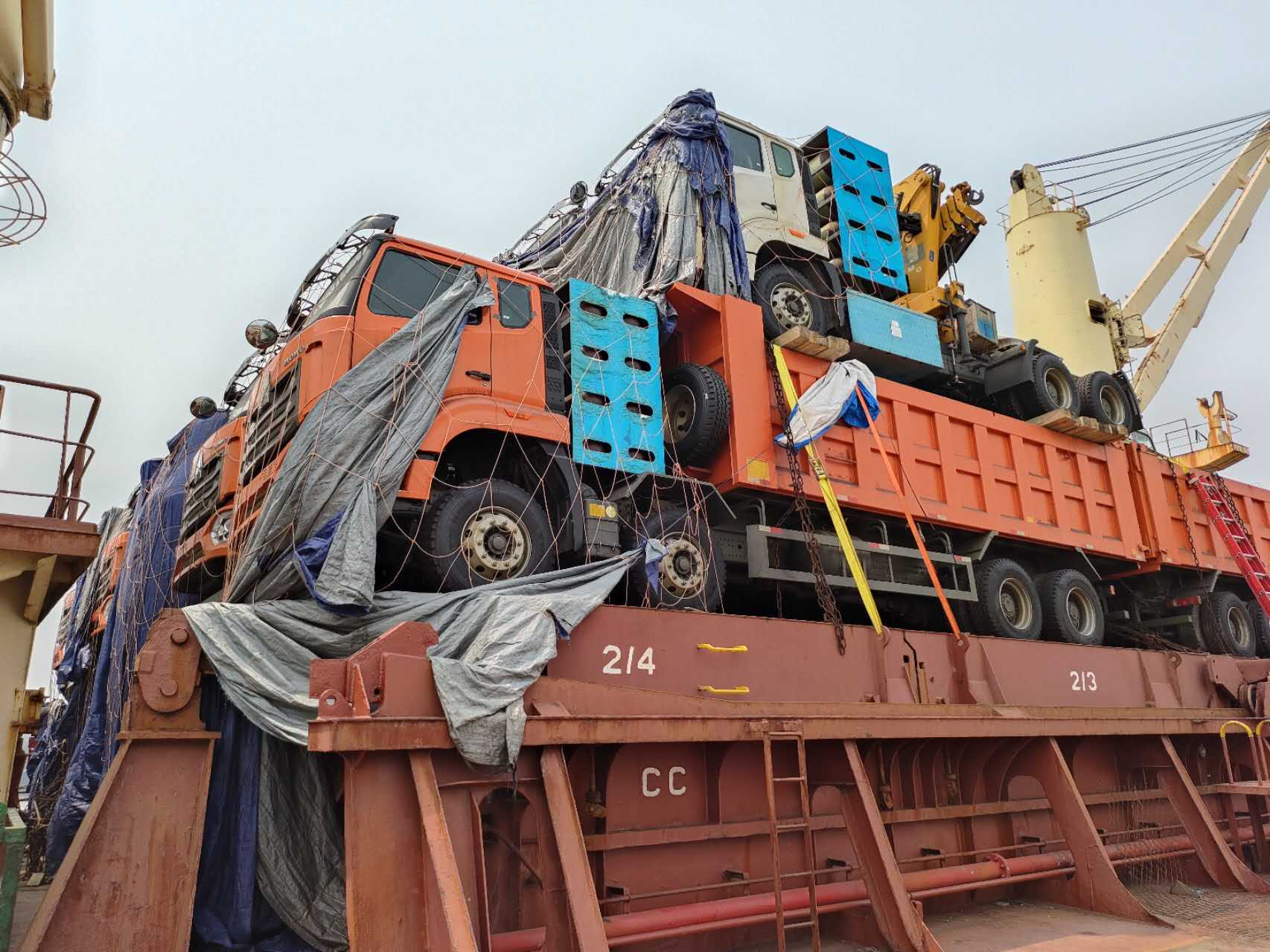 尼日利亚首批CNG自卸车到港