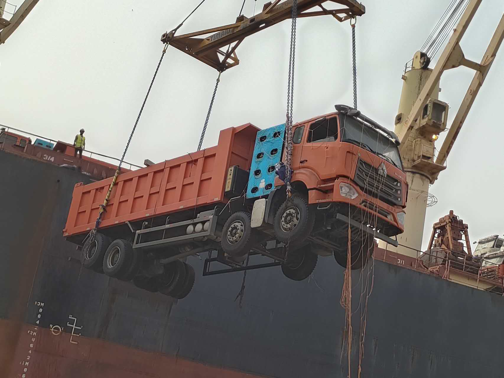 Nigeria's first CNG dump truck arrived at port and were unloaded from ship