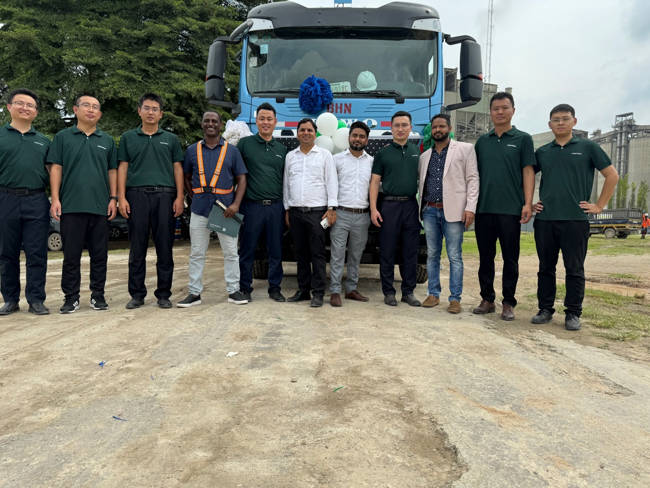 SINOTRUK&BHN took a group photo at the launch ceremony of electric trucks