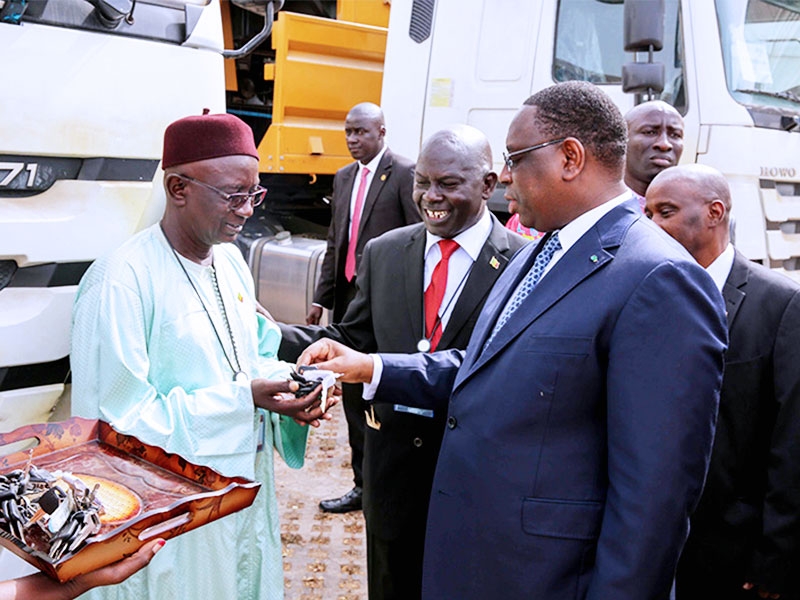 Le Président de la République du Sénégal, M. Macky Sall, a participé à la cérémonie de la livraison du projet de rénovation des véhicules anciennes organisée par SINOTRUK INTERNATIONAL, il a remis les clés des véhicules à l’Association des transports