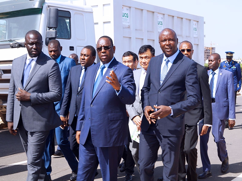 塞内加尔总统马基·萨勒（Macky Sall）参加由中国重汽集团国际有限公司提供的塞内加尔环卫车辆批量交车仪式，并对中国重汽品牌给予了极高的评价和认可。