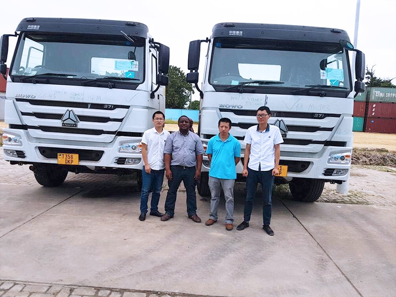 Delivery of tractor truck-Taking photos with customers before the trucks delivery,got our hard working on the products introduction and payment assistance highly appreciated from our customers.