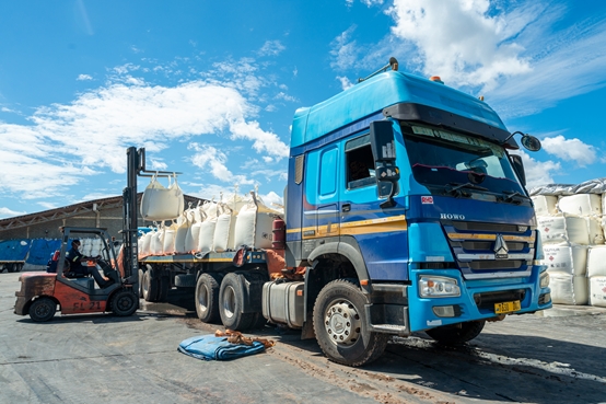 Depending on the various kinds of tractors and trailers supplied from Sinotruk, Golden group arranges satisfactory logistics solutions within Tanzania and the neighboring countries in Tanzania