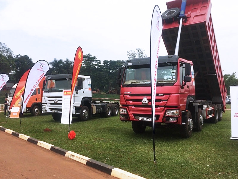 中国重汽车辆在第一届乌干达新春庙会上进行展示