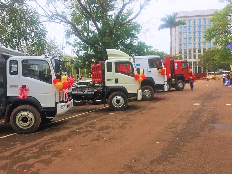 Le deuxième banquet d'appréciation pour les clients de SINOTRUK a eu lieu en novembre 2019 à l'hôtel cinq étoiles SERENA Hotel à Kampala, en Ouganda. Des camions lourds nouvellement décorés étaient garés devant le hall de l'hôtel.