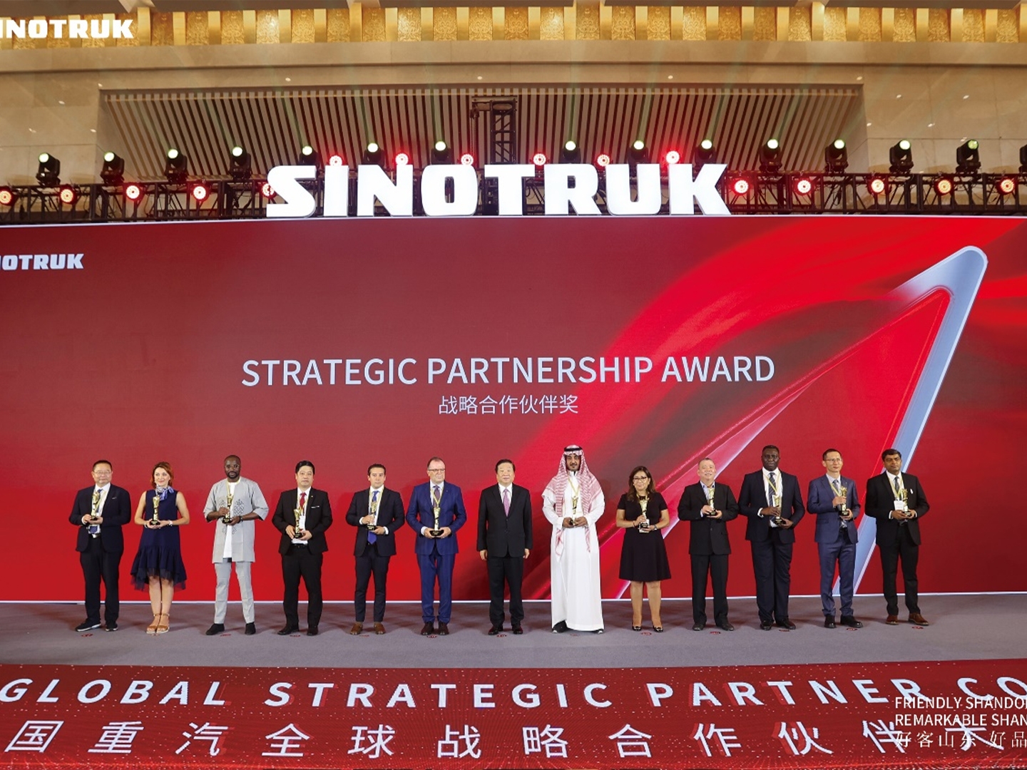 On August 28, 2023, the fifth anniversary event of SINOTRUK reform and opening up was successfully held in Jinan. The Ugandan dealer DOUBLE Q won the SINOTRUK Strategic Partner Award.