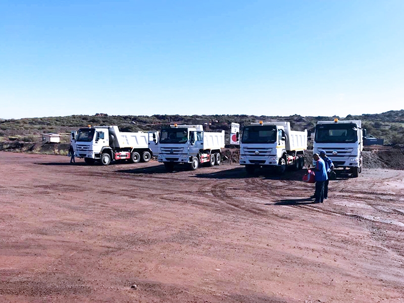 Les camions benne SINOTRUK HOWO sont mis en service dans la zone minière de manganèse.