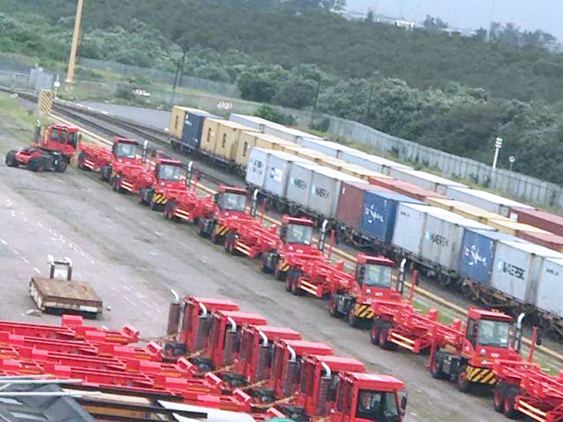 南非国家运输公司采购的中国重汽码头牵引车在南非德班港投入使用