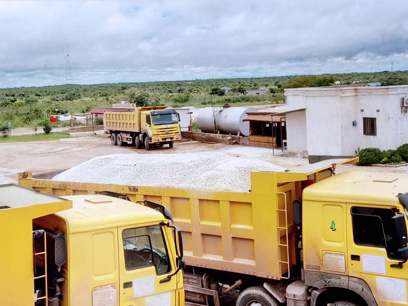 Les camions à benne basculante 8X4 sont souvent utilisés pour le transport à courte distance de sable, de gravier, de minerai et d'autres matériaux dans la région minière de la Zambie, et il est vraiment populaire, également un modèle le plus ...